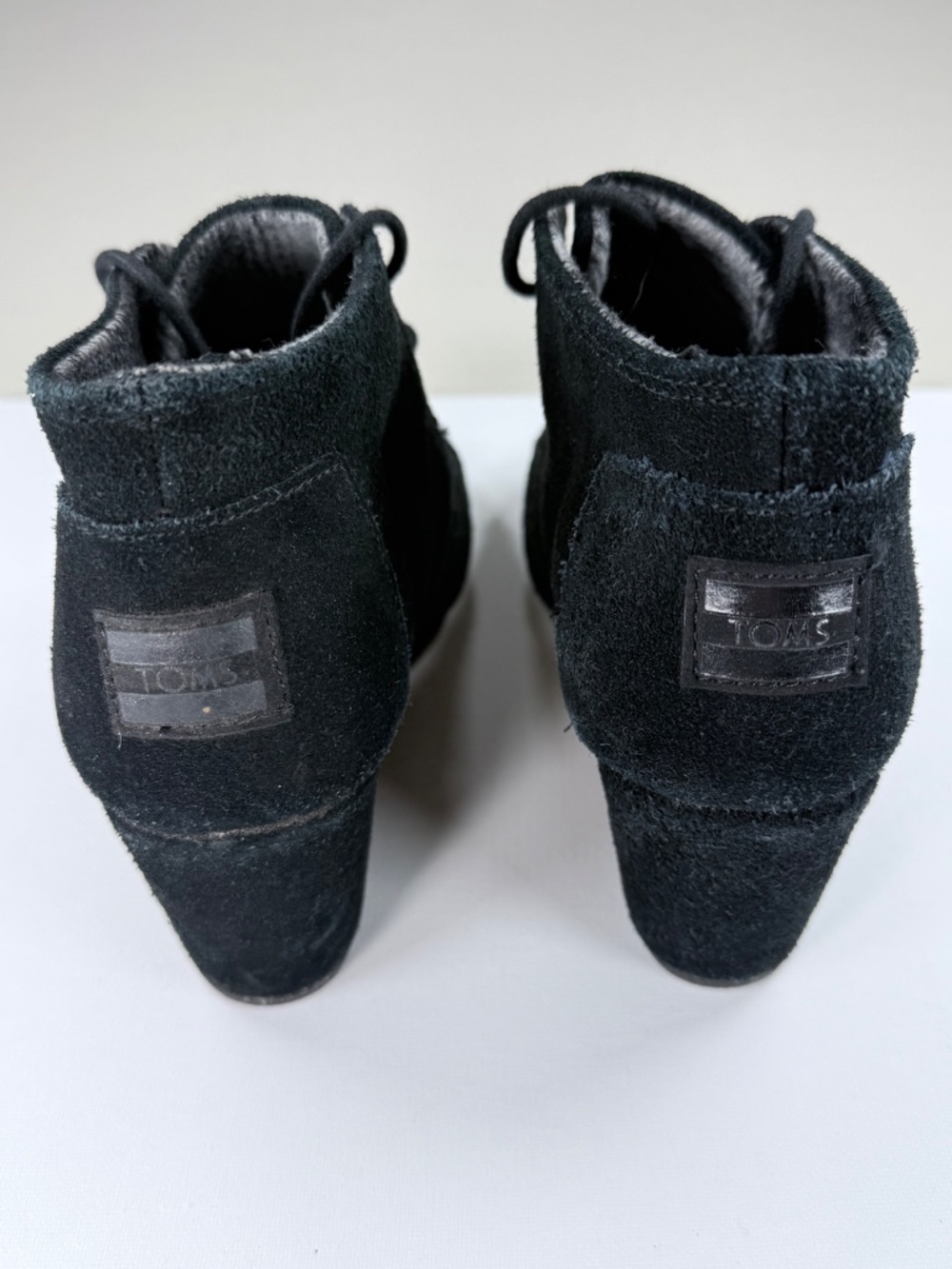 🎉Host Pick🎉 TOMS Black Suede Desert Wedge Booties Flannel Lined W8 - Picture 4 of 8